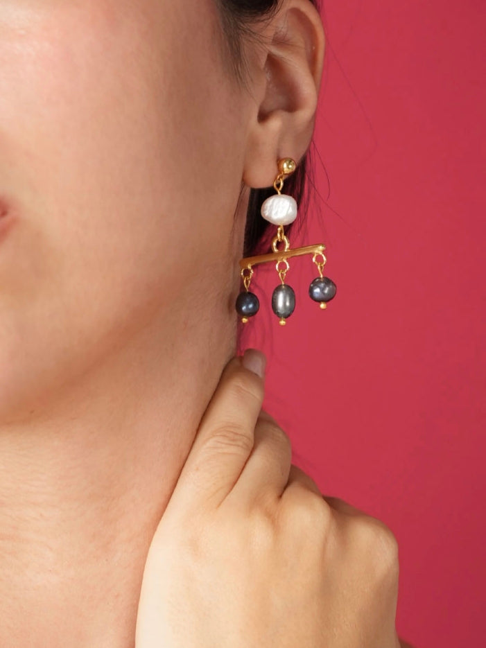 Diverso Earrings